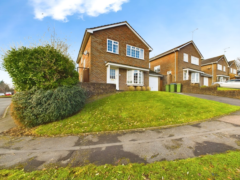 4 bed detached house for sale in Dickins Way, Horsham  - Property Image 11