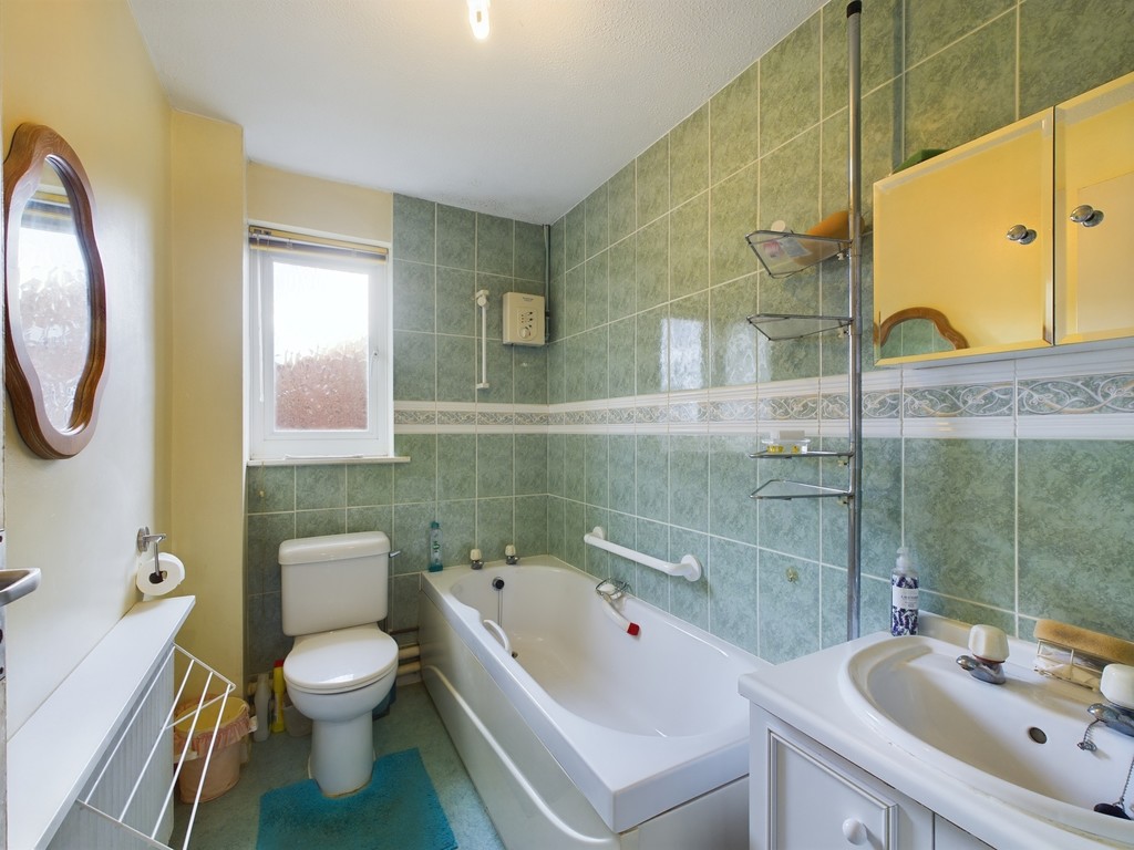 2 bed terraced house for sale in Stoneybrook, Horsham  - Property Image 6