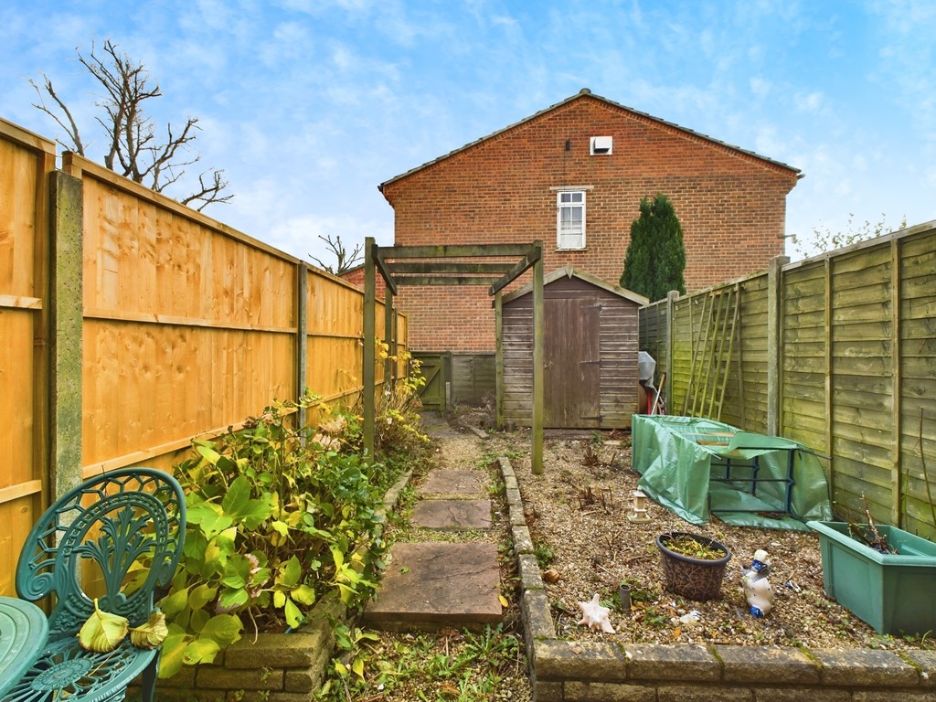 2 bed terraced house for sale in Stoneybrook, Horsham  - Property Image 9