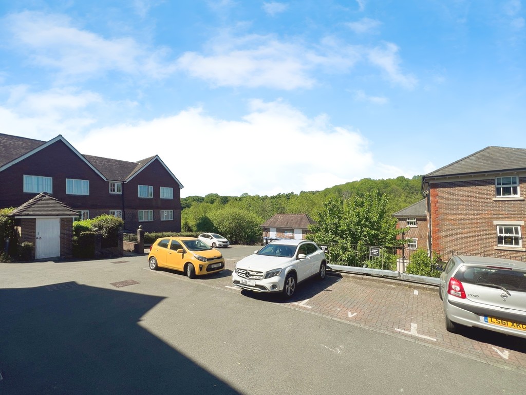 2 bed flat for sale in Highbank, Haywards Heath  - Property Image 7