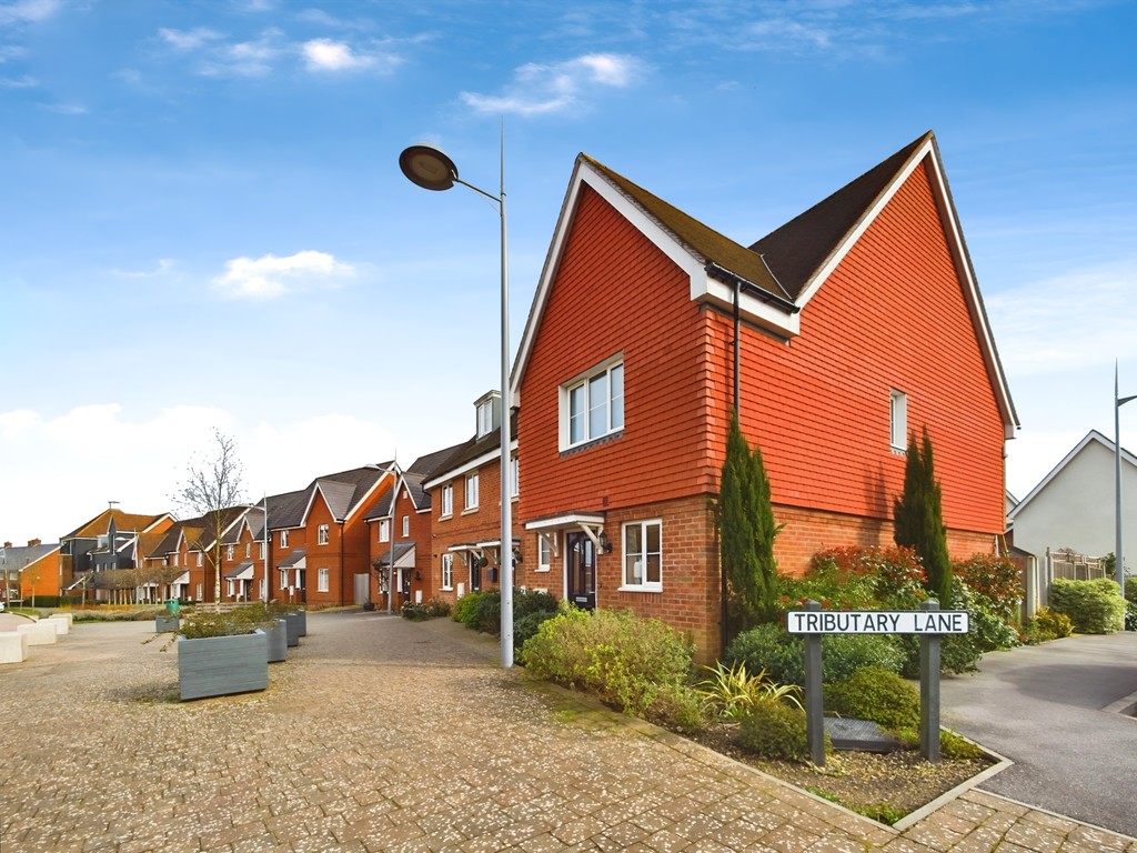 2 bed end of terrace house to rent in Illett Way, Horsham - Property Image 1