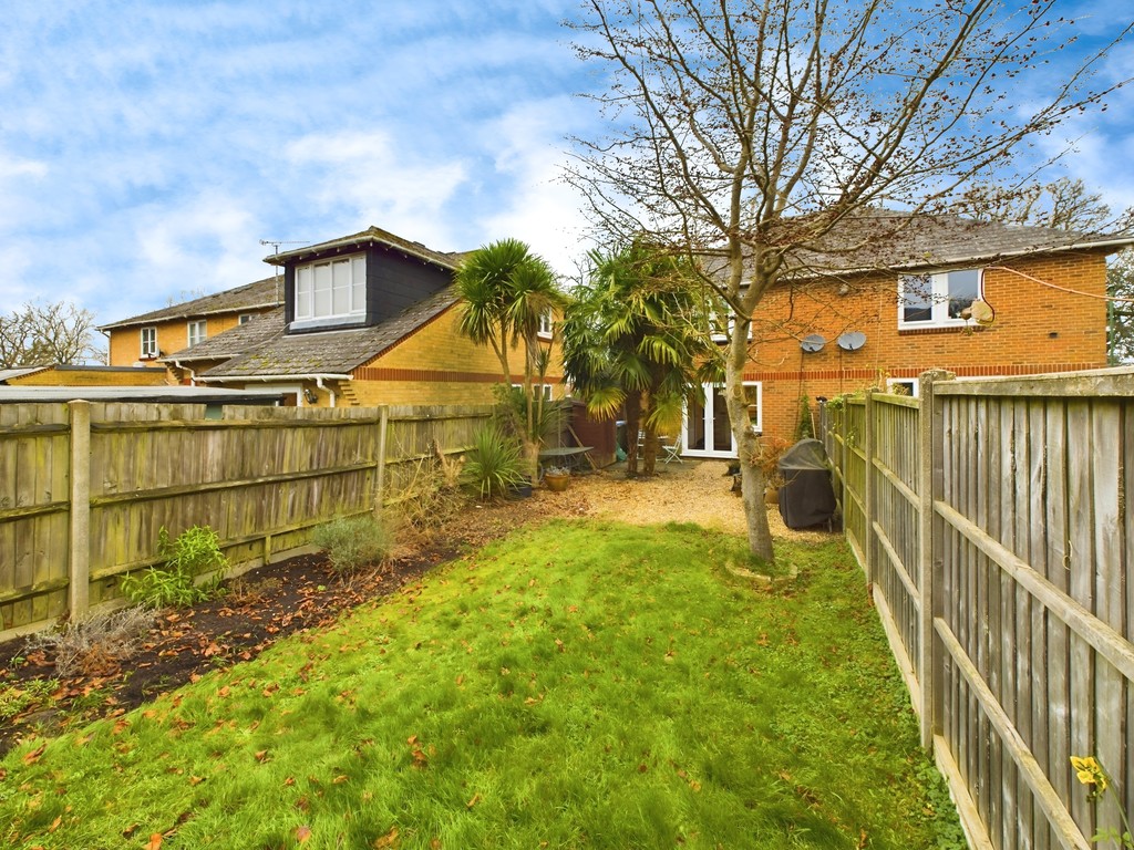 2 bed semi-detached house for sale in Moorhead Road, Horsham  - Property Image 7