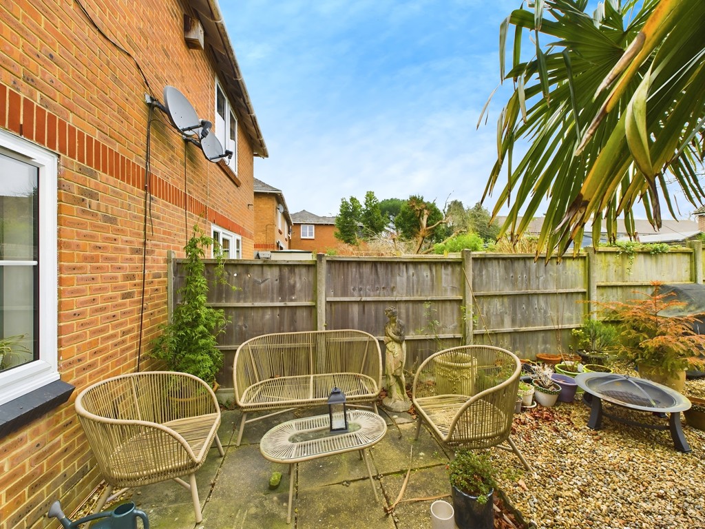 2 bed semi-detached house for sale in Moorhead Road, Horsham  - Property Image 15