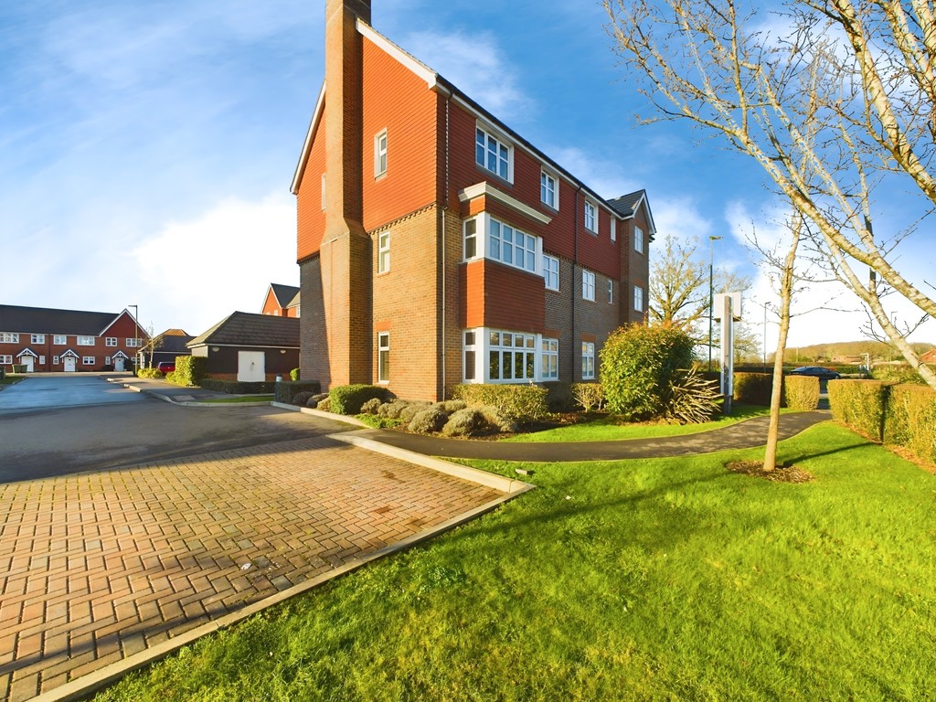 1 bed ground floor flat for sale in Rapley Rise, Horsham  - Property Image 1