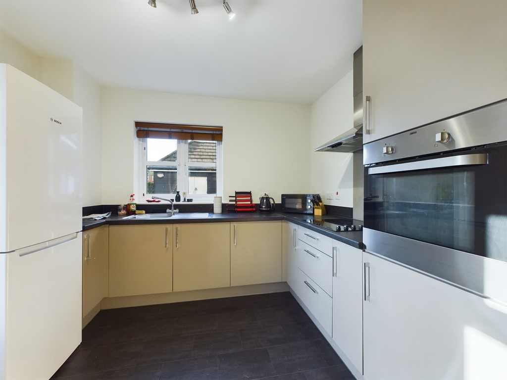 1 bed ground floor flat for sale in Rapley Rise, Horsham  - Property Image 3