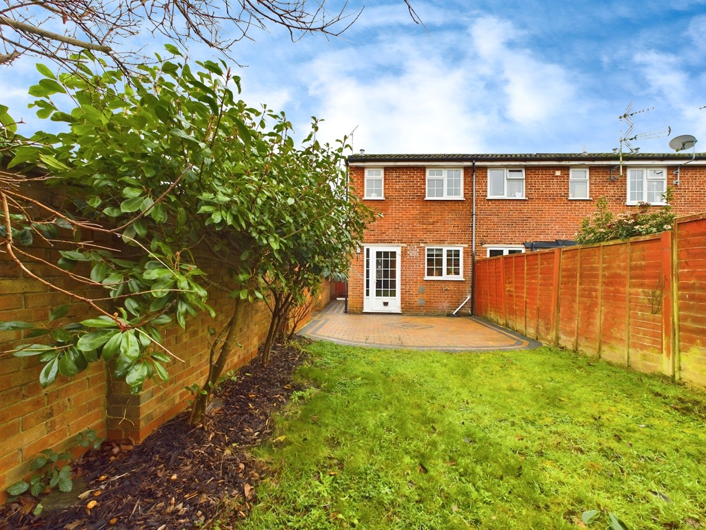 2 bed end of terrace house for sale in Wakehurst Mews, Horsham  - Property Image 3