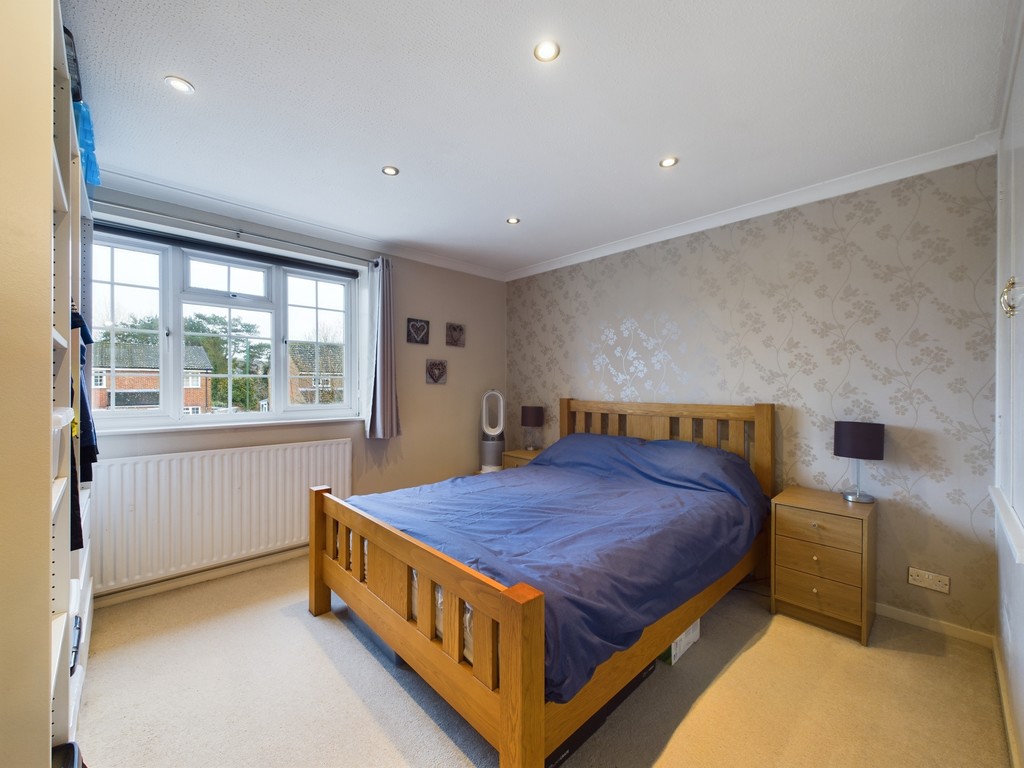 2 bed end of terrace house for sale in Wakehurst Mews, Horsham  - Property Image 10