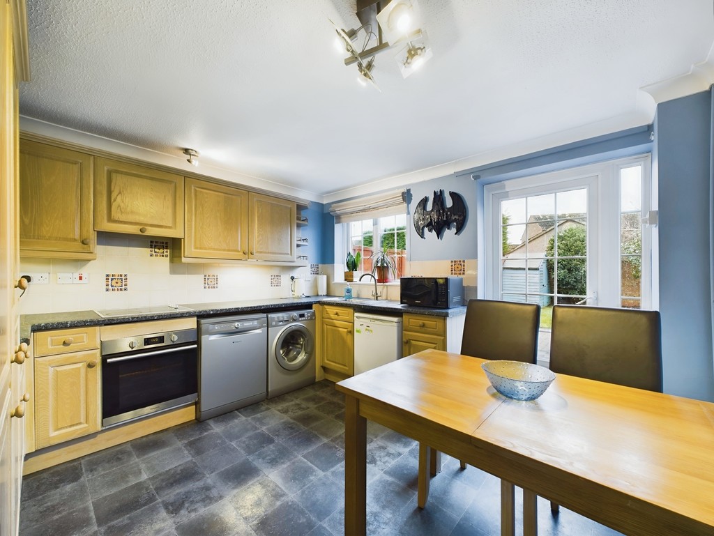 2 bed end of terrace house for sale in Wakehurst Mews, Horsham  - Property Image 2