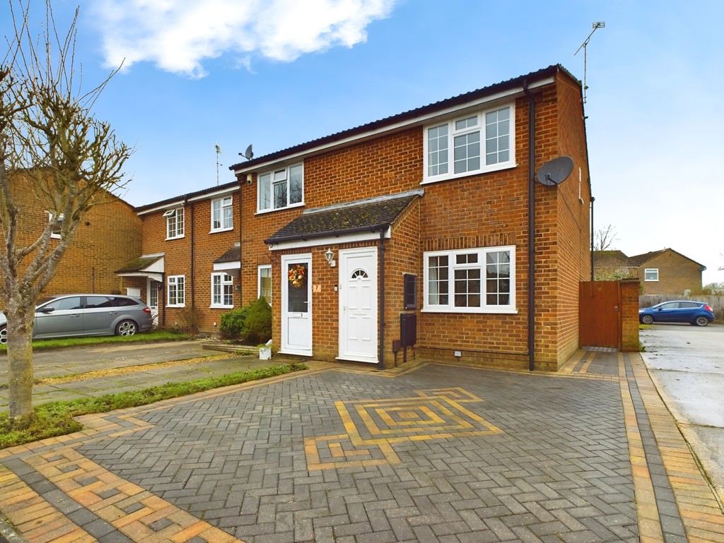 2 bed end of terrace house for sale in Wakehurst Mews, Horsham  - Property Image 1