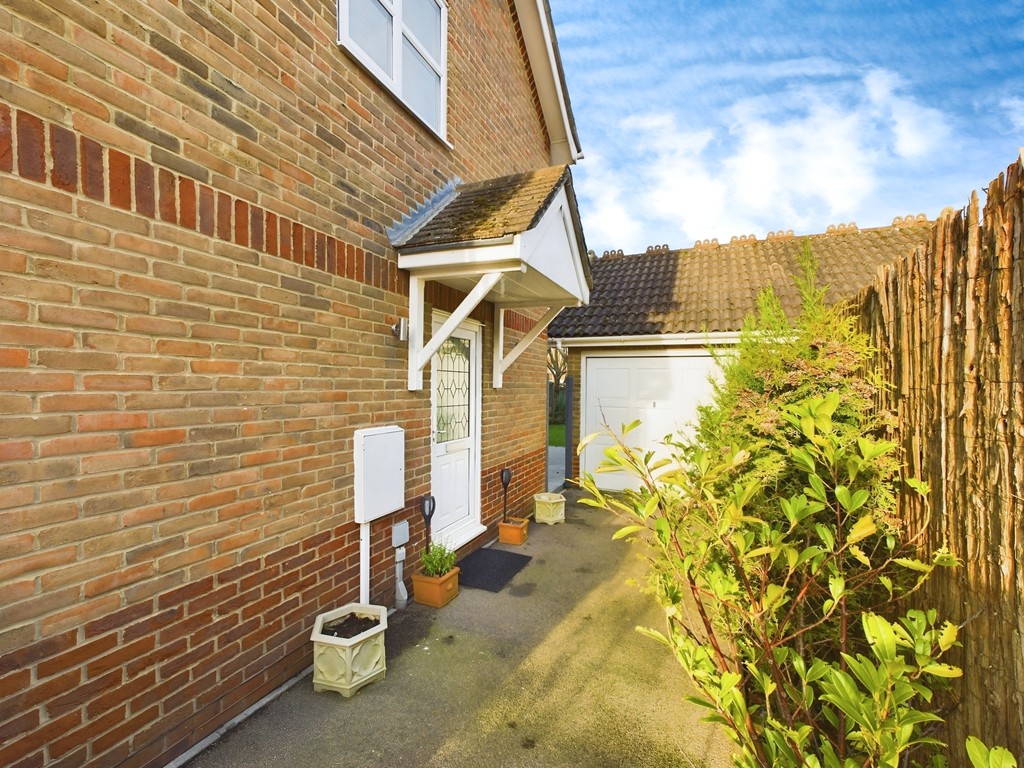 2 bed semi-detached house for sale in Primrose Copse, Horsham  - Property Image 9