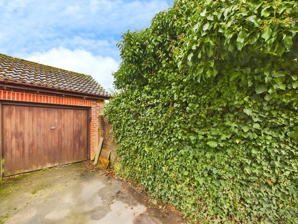 3 bed semi-detached house for sale in Acorn Avenue, Horsham  - Property Image 9