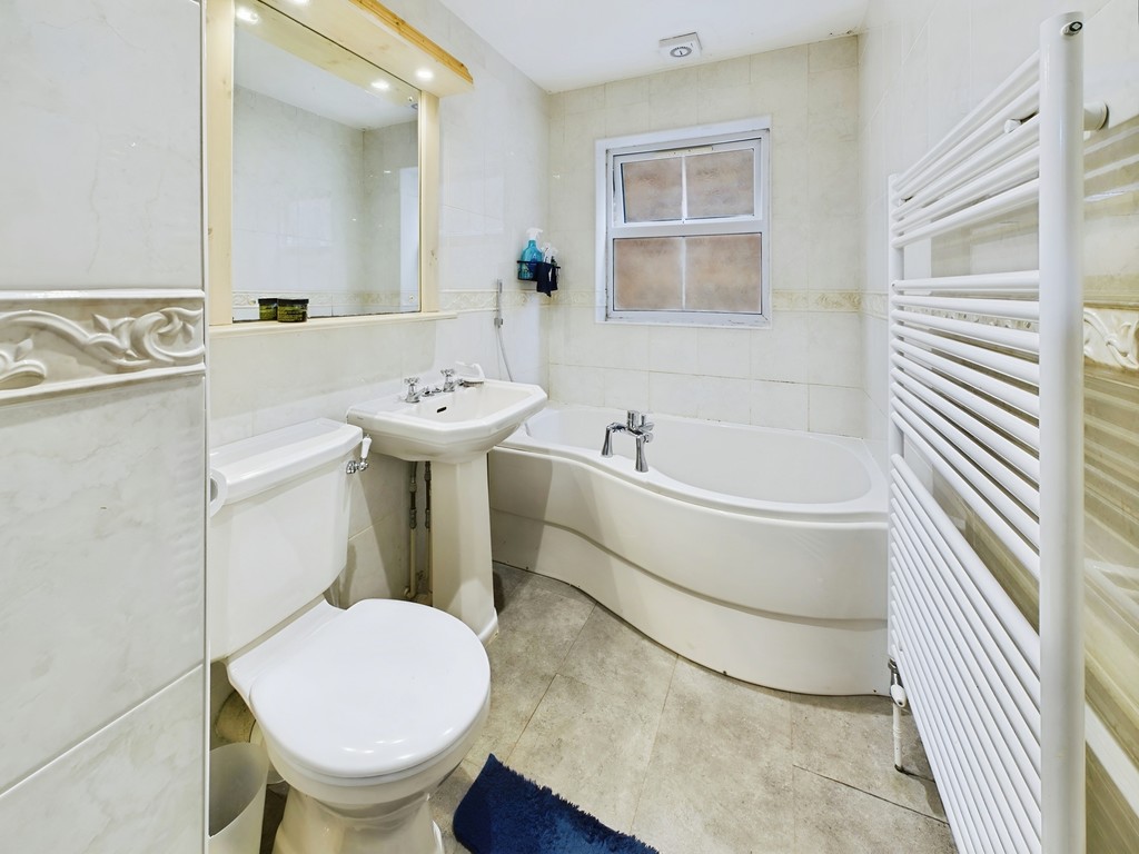 2 bed flat for sale in Trinity Court, Horsham  - Property Image 7