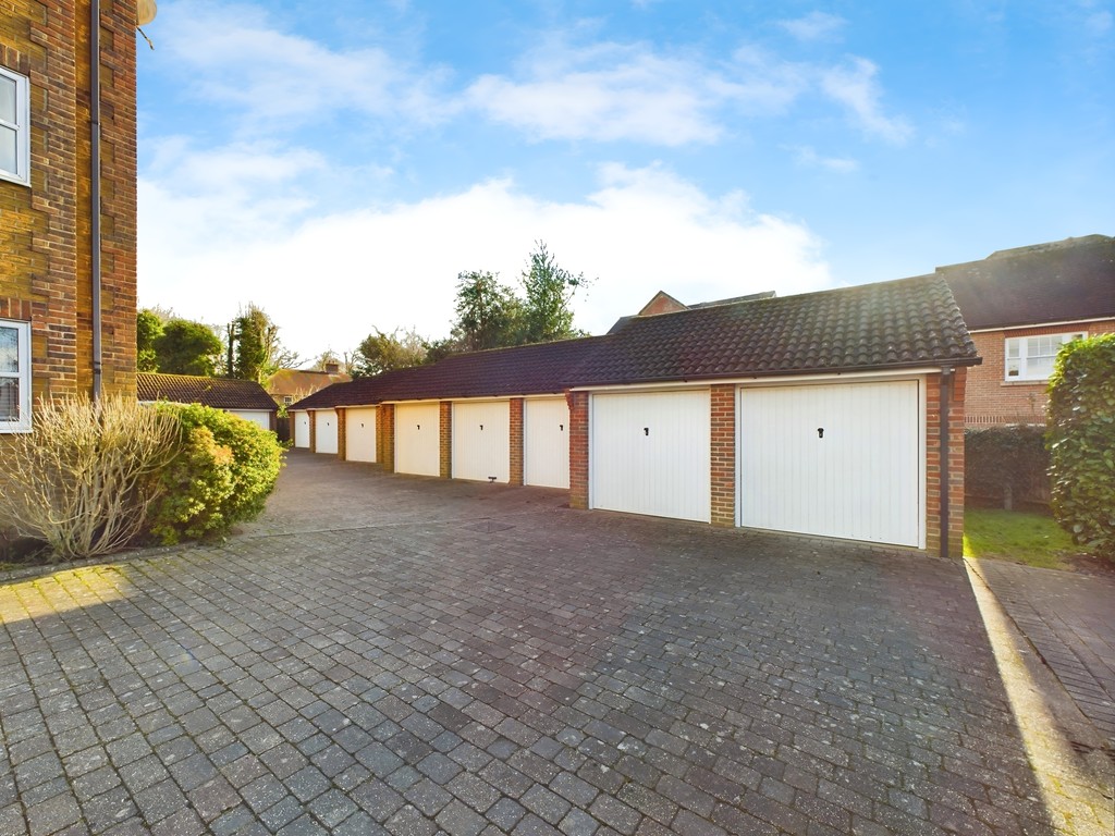 2 bed flat for sale in Trinity Court, Horsham  - Property Image 9