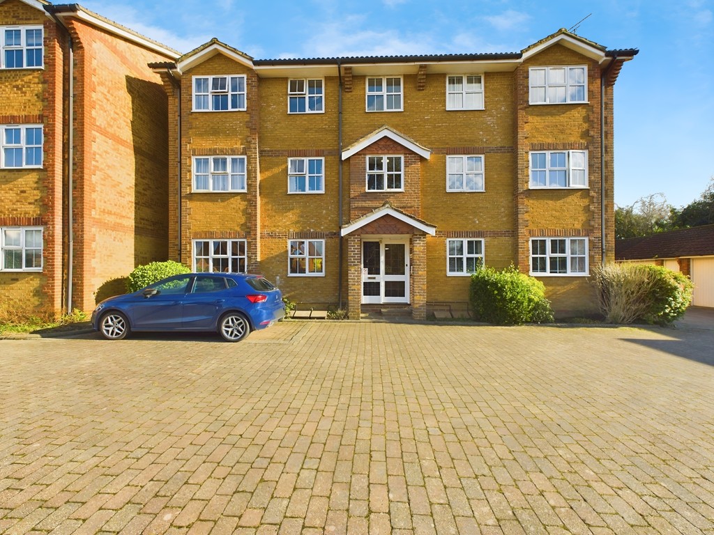 2 bed flat for sale in Trinity Court, Horsham  - Property Image 1