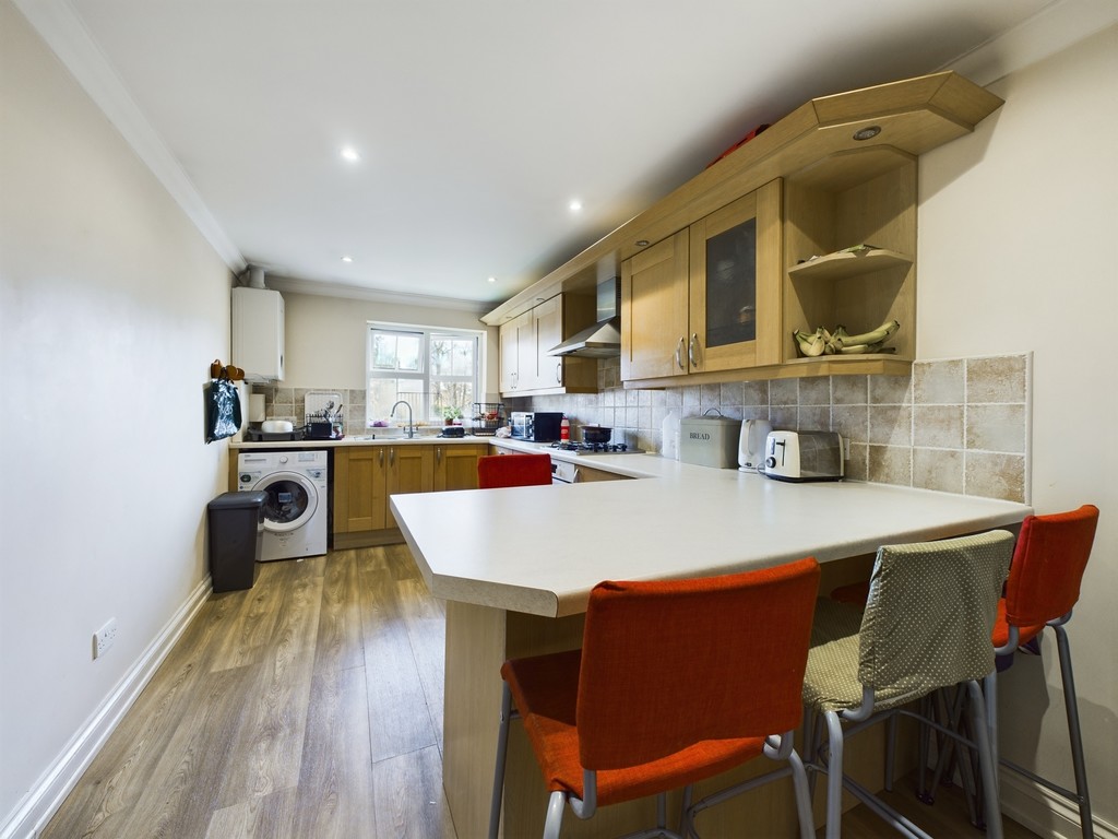 2 bed flat for sale in Trinity Court, Horsham  - Property Image 8