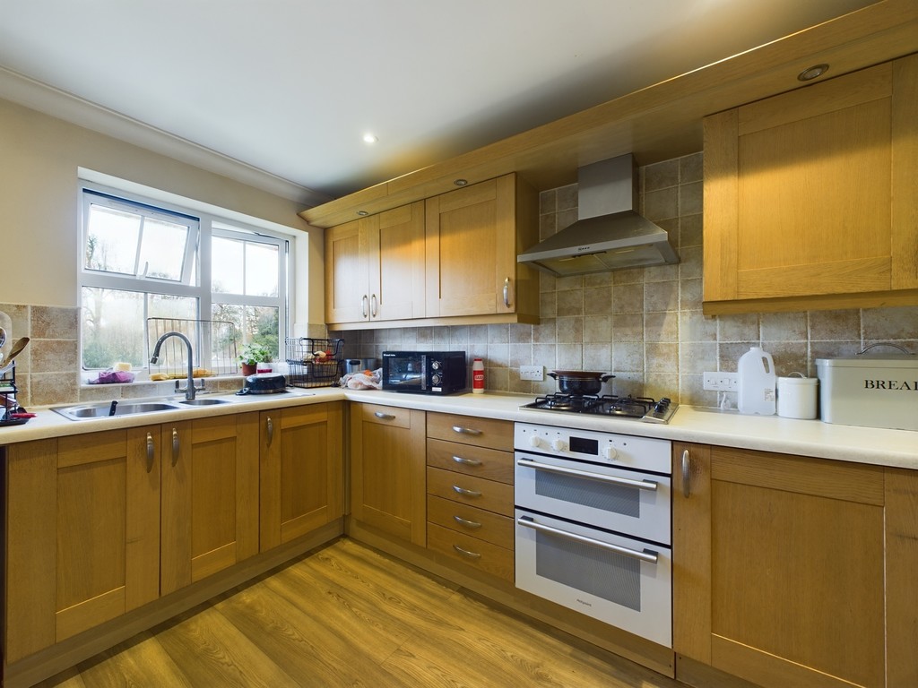 2 bed flat for sale in Trinity Court, Horsham  - Property Image 2