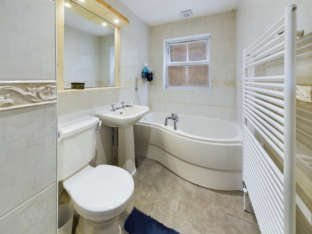 2 bed flat for sale in Trinity Court, Horsham  - Property Image 7