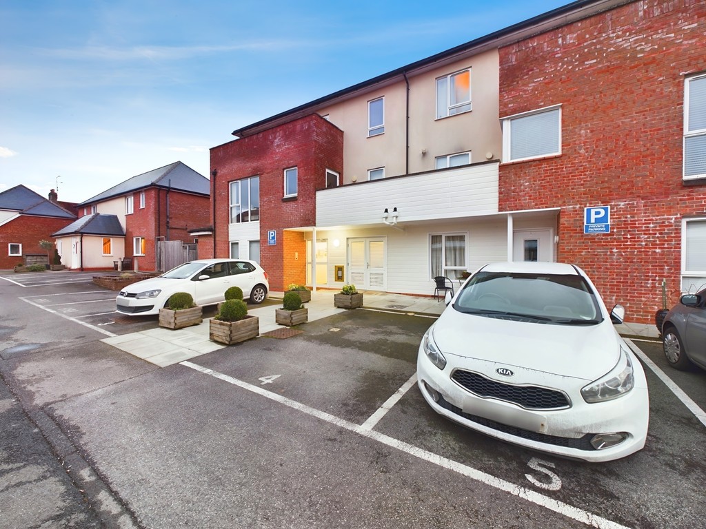 1 bed apartment for sale in Queen Street, Horsham  - Property Image 1