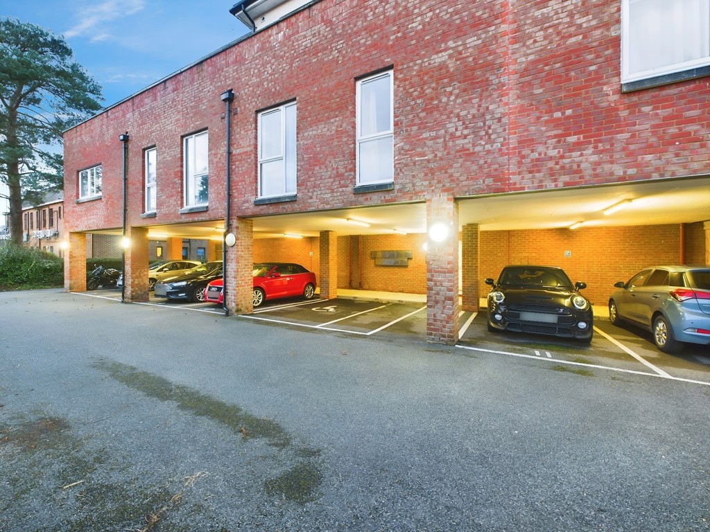 1 bed apartment for sale in Queen Street, Horsham  - Property Image 8