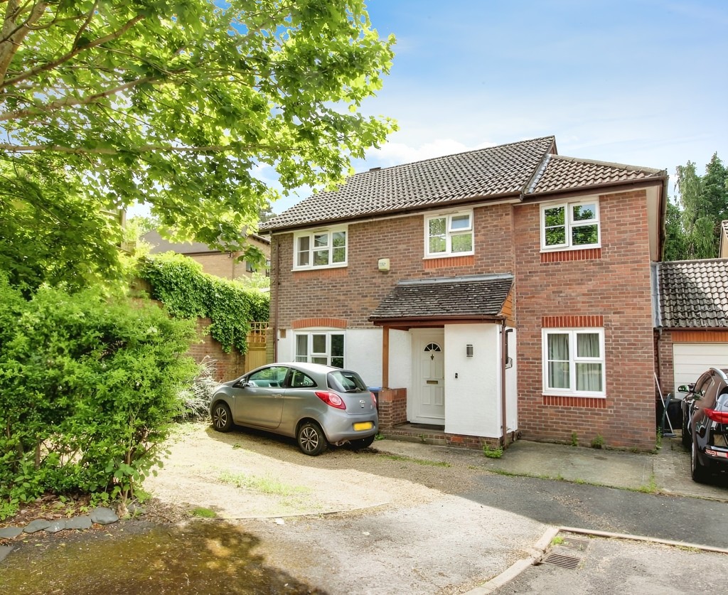 4 bed link detached house for sale in Harvesters, Haywards Heath  - Property Image 1