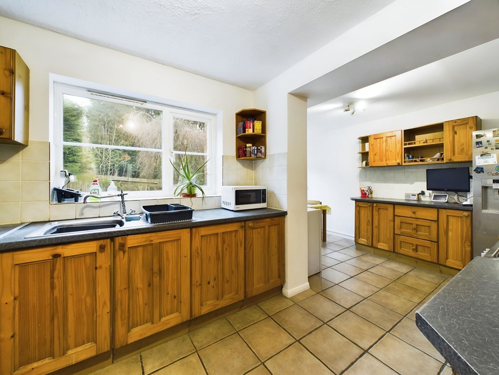 4 bed link detached house for sale in Harvesters, Haywards Heath  - Property Image 4