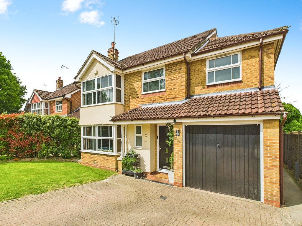 5 bed detached house for sale in Wren Close, Horsham