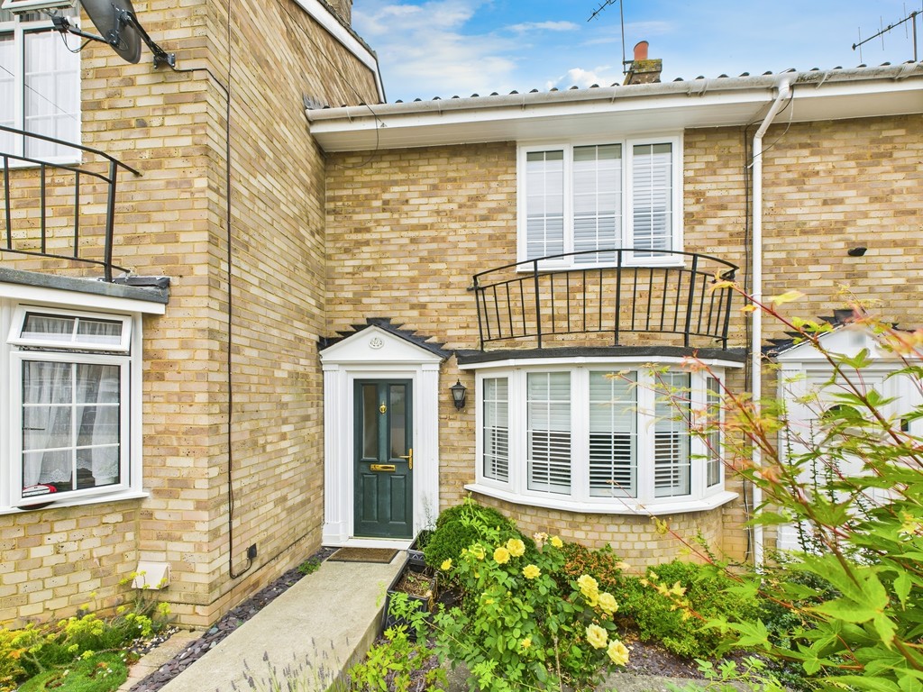 2 bed terraced house for sale in Greenfields Close, Horsham
