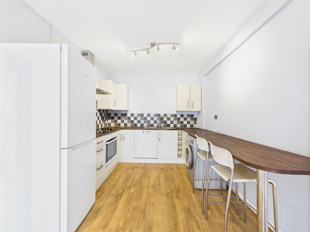 2 bed apartment for sale in Wimblehurst Court, Horsham  - Property Image 3