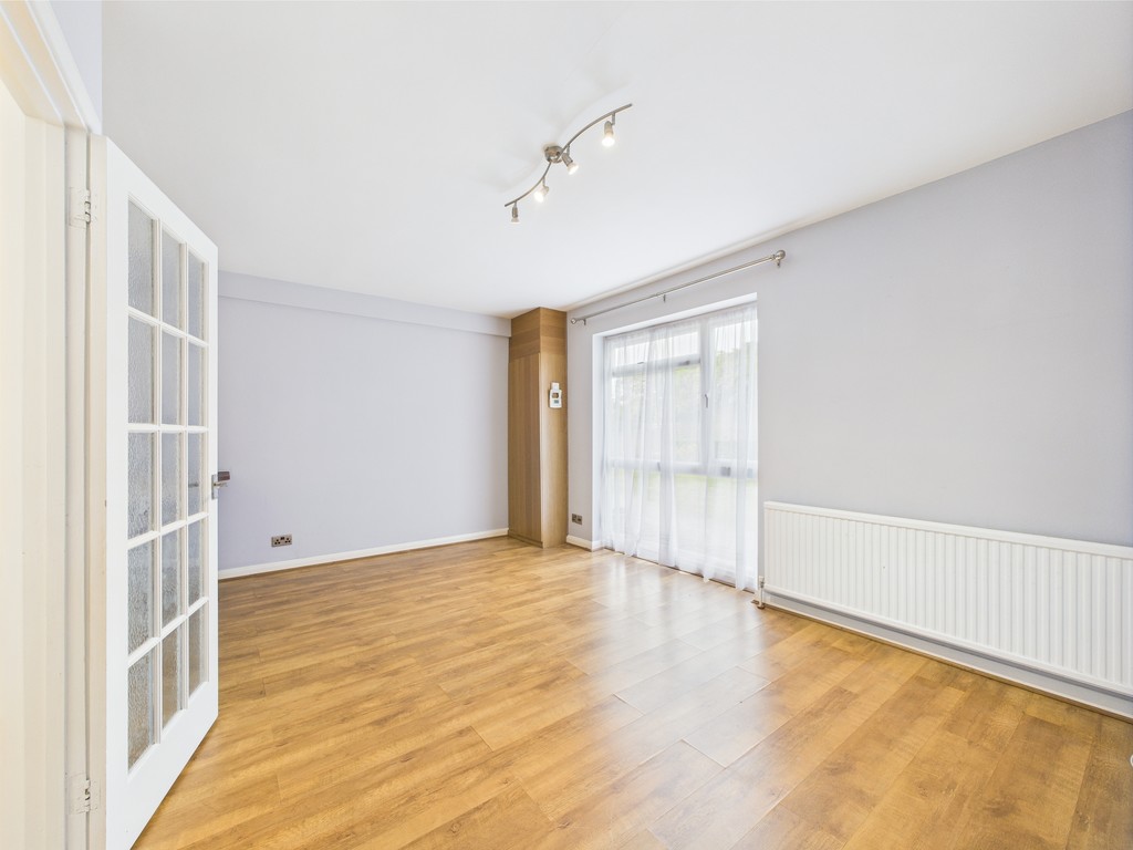 2 bed apartment for sale in Wimblehurst Court, Horsham  - Property Image 5
