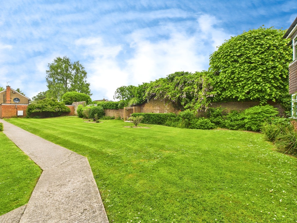 2 bed apartment for sale in Wimblehurst Court, Horsham  - Property Image 7