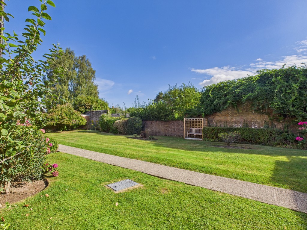 2 bed apartment for sale in Wimblehurst Court, Horsham  - Property Image 11