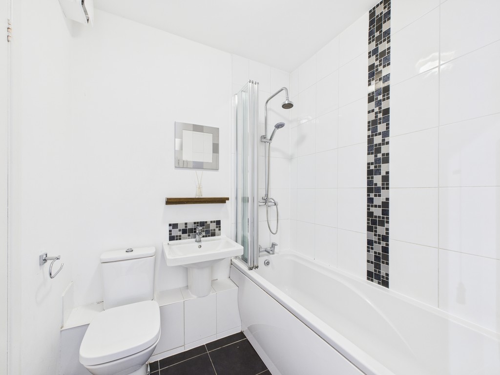 2 bed apartment for sale in Wimblehurst Court, Horsham  - Property Image 5