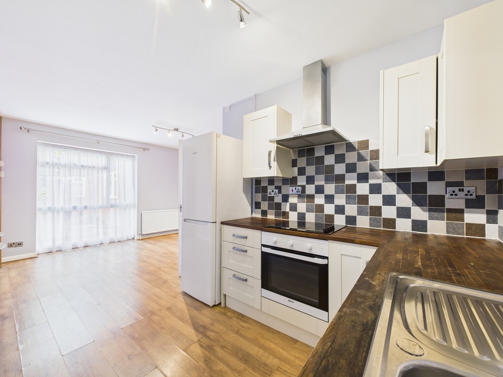 2 bed apartment for sale in Wimblehurst Court, Horsham  - Property Image 6