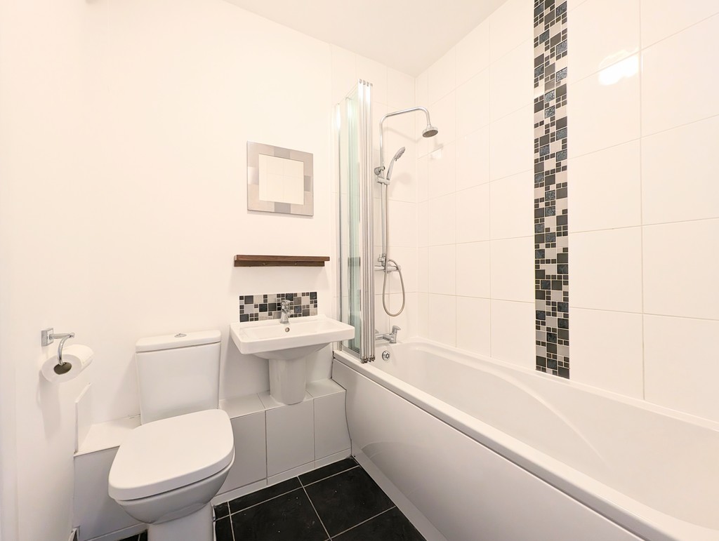 2 bed apartment for sale in Wimblehurst Road, Horsham  - Property Image 7