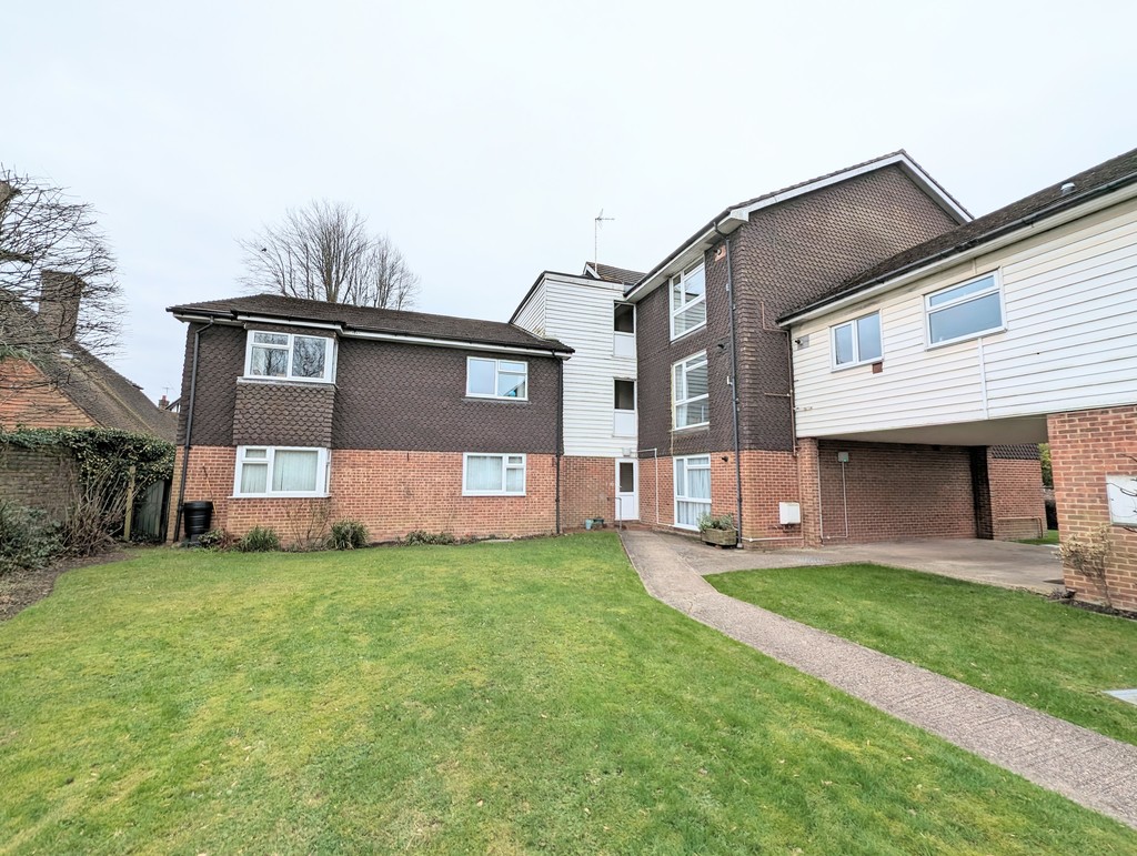 2 bed apartment for sale in Wimblehurst Road, Horsham  - Property Image 1