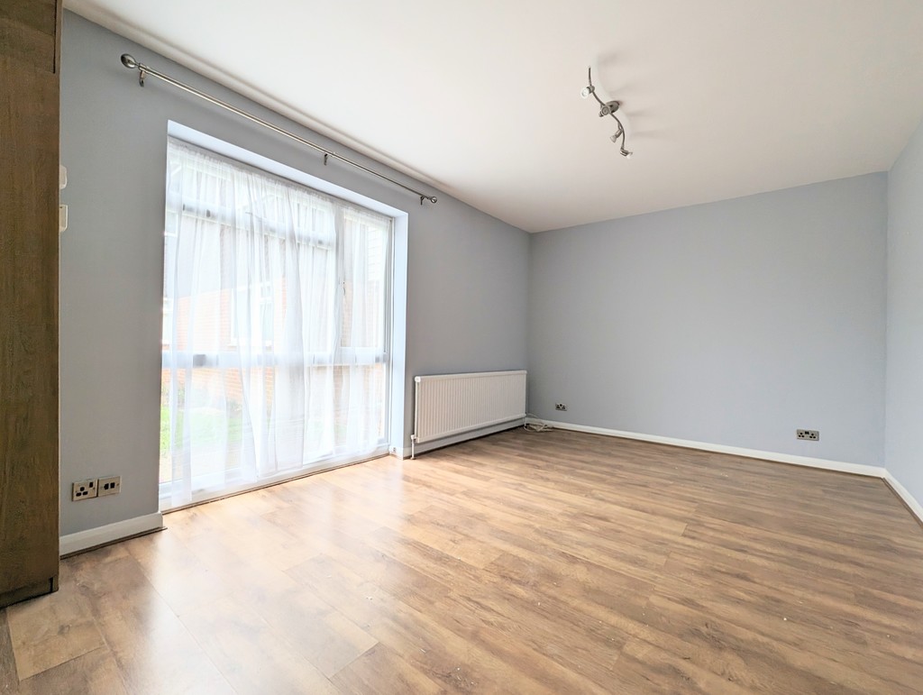 2 bed apartment for sale in Wimblehurst Road, Horsham  - Property Image 2