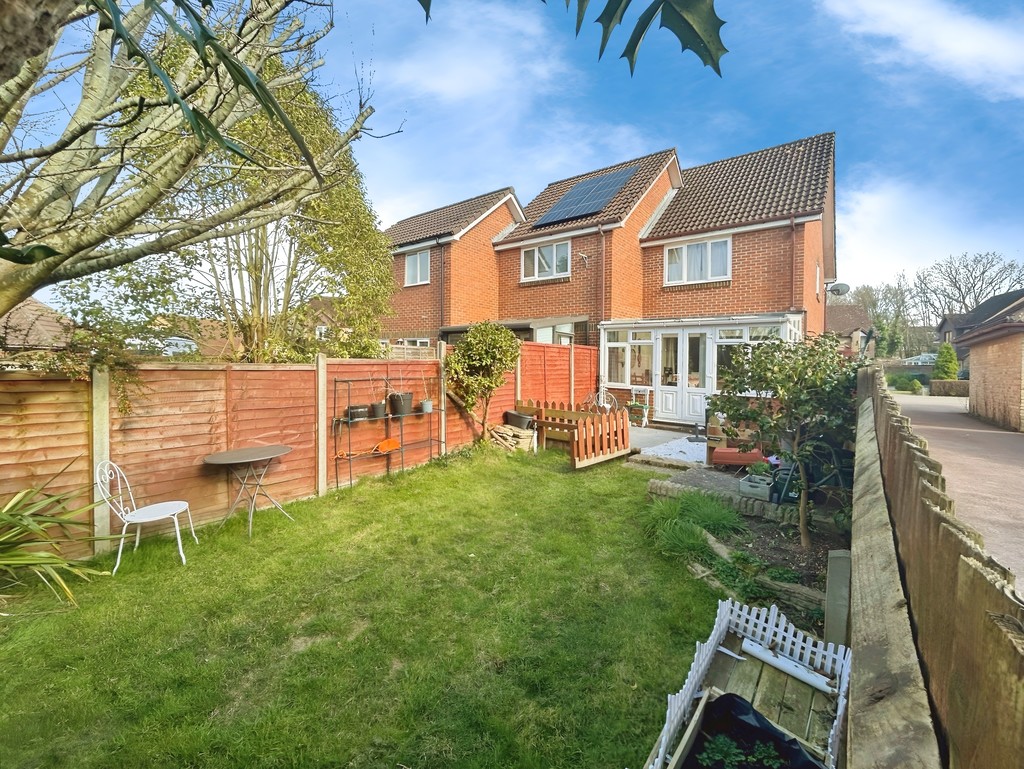 2 bed end of terrace house for sale in Bignor Close, Horsham  - Property Image 12