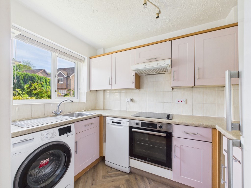 2 bed end of terrace house for sale in Bignor Close, Horsham  - Property Image 4
