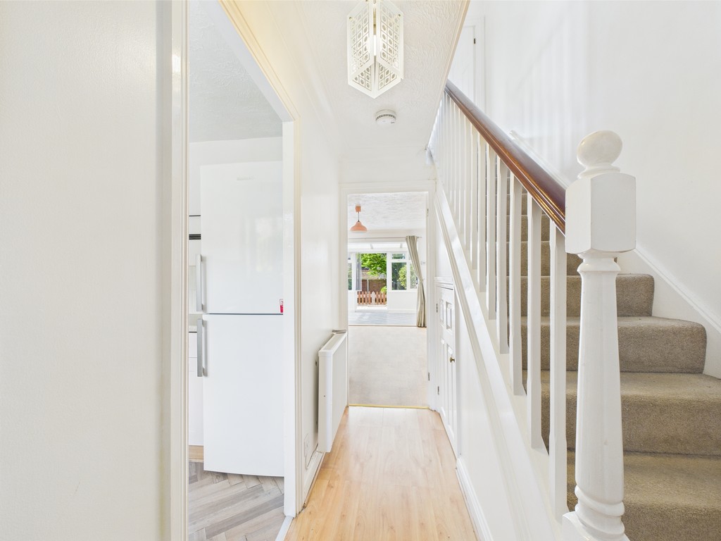 2 bed end of terrace house for sale in Bignor Close, Horsham  - Property Image 3