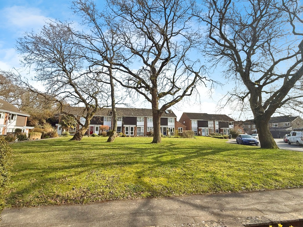 3 bed terraced house for sale in Sycamore Avenue, Horsham  - Property Image 8