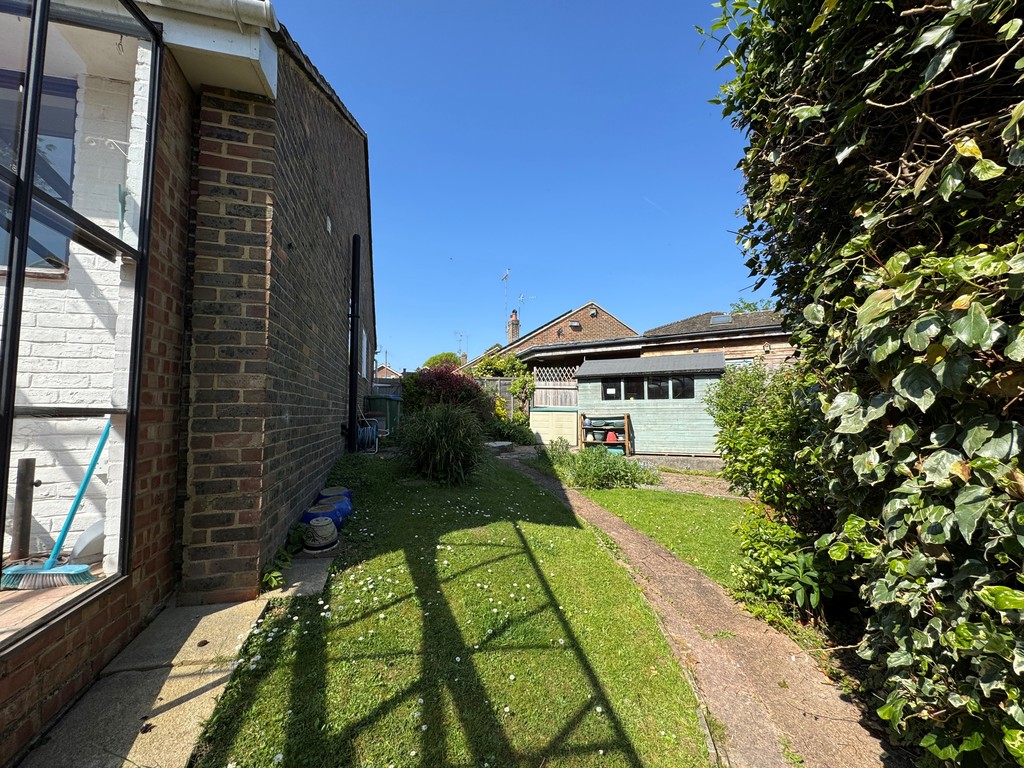 2 bed detached bungalow to rent in Ryecroft Meadow, Horsham  - Property Image 15