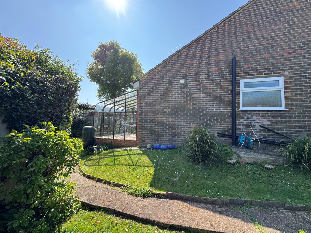 2 bed detached bungalow to rent in Ryecroft Meadow, Horsham  - Property Image 16
