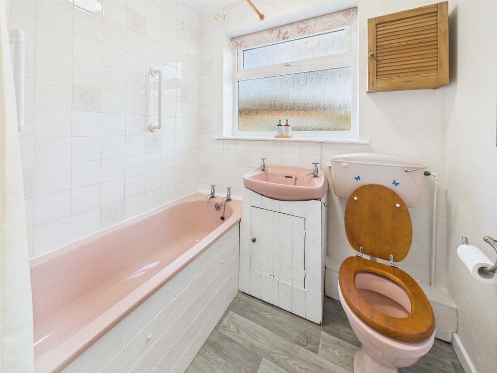 2 bed detached bungalow to rent in Ryecroft Meadow, Horsham  - Property Image 10