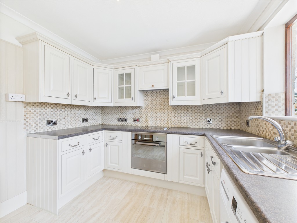2 bed detached bungalow to rent in Ryecroft Meadow, Horsham  - Property Image 12