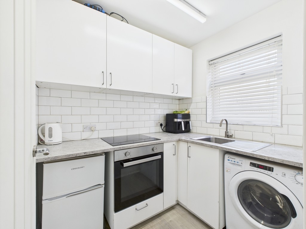 1 bed ground floor flat for sale in Gorringes Brook, Horsham  - Property Image 2