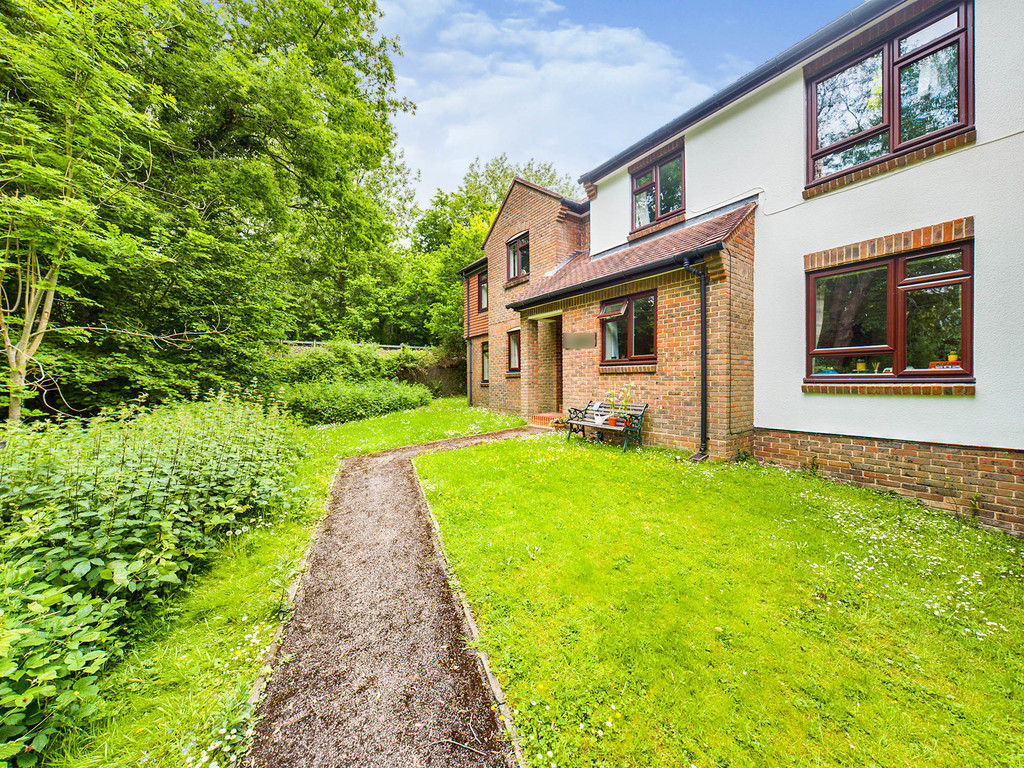 1 bed ground floor flat for sale in Gorringes Brook, Horsham, RH12