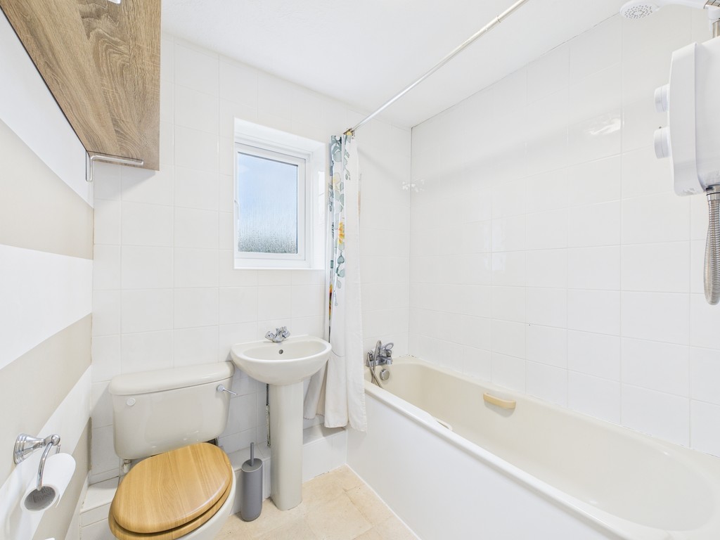 3 bed semi-detached house for sale in Earlswood Close, Horsham  - Property Image 7