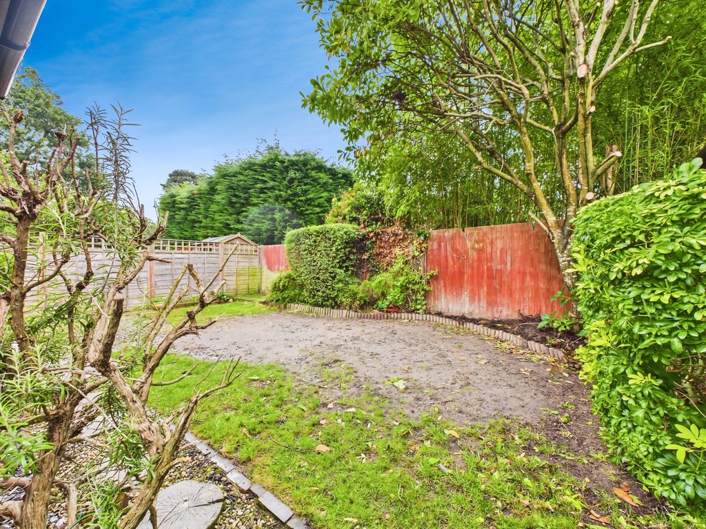 3 bed semi-detached house for sale in Earlswood Close, Horsham  - Property Image 10