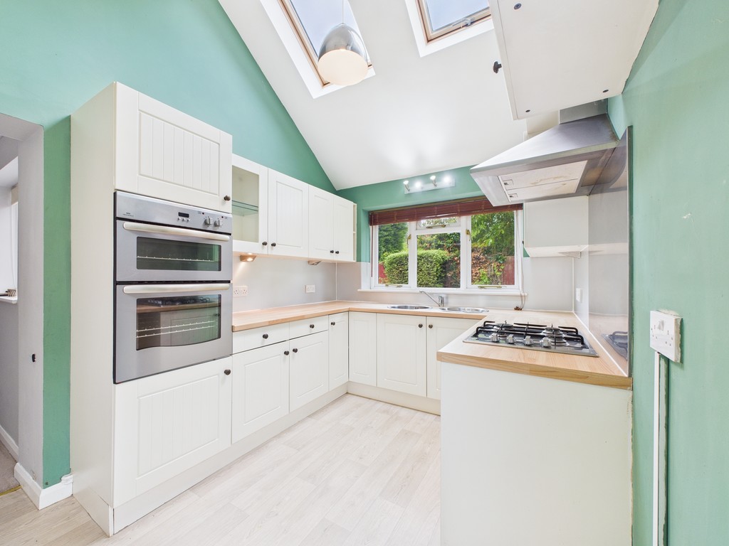 3 bed semi-detached house for sale in Earlswood Close, Horsham  - Property Image 3