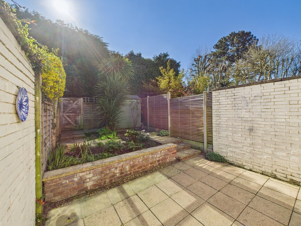2 bed terraced house for sale in April Close, Horsham  - Property Image 4